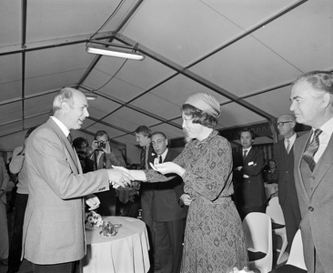 103045 Afbeelding van het bezoek van Koningin Beatrix aan het feest aan het Wielingenplein te Utrecht (ter gelegenheid ...
